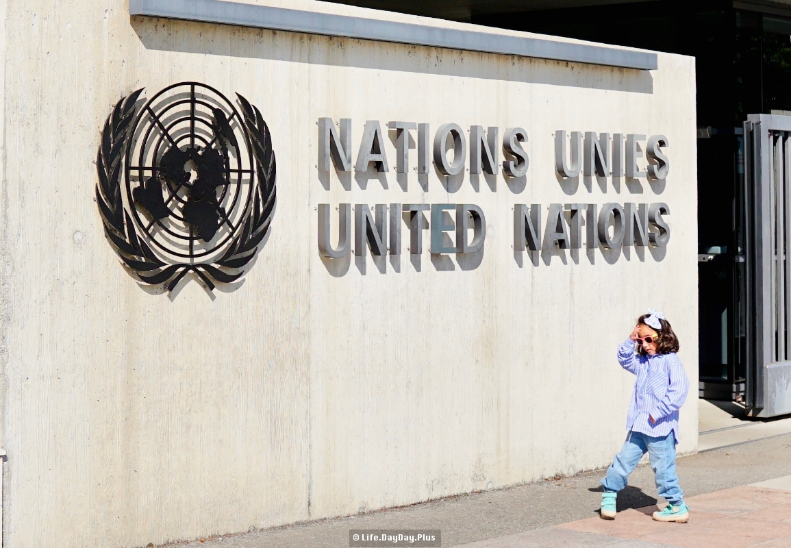 联合国标志牌前的女孩